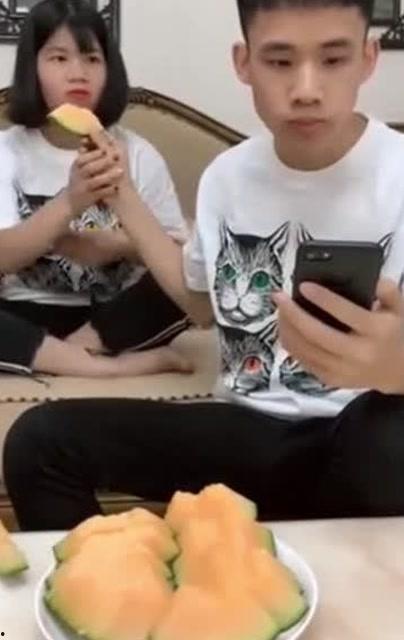 姐姐吃瓜笑弟弟视频,弟弟搞笑视频引网友热议